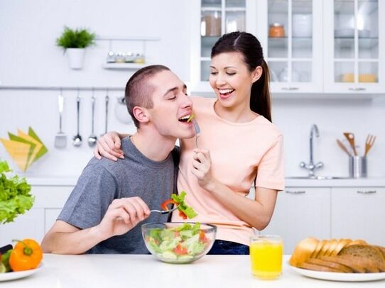 A rapaza alimenta ao seu home con produtos para aumentar a potencia