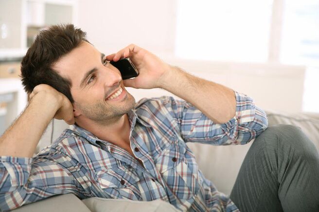 Sentindose excitado, un home falará cunha muller durante moito tempo por teléfono